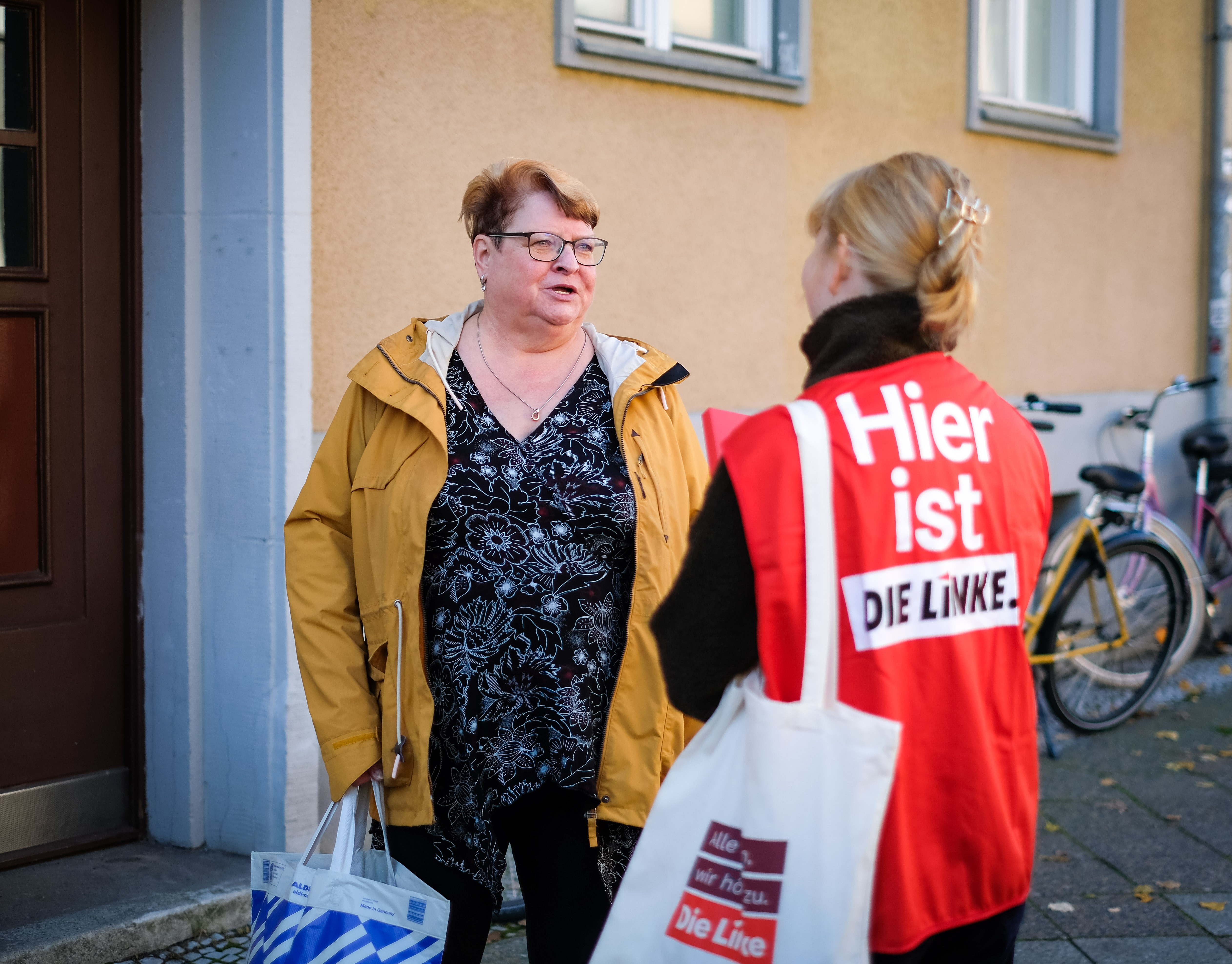 Menschen im Beratungsgespräch
